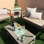 Deluxe 8 Apartment *