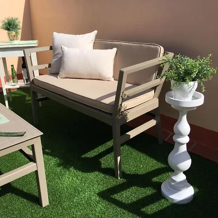 Deluxe 8 Apartment *