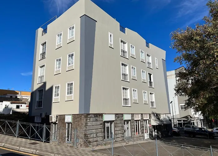 Deluxe 8 Apartment *